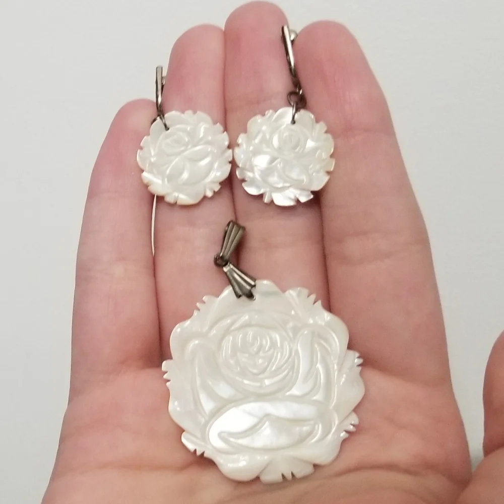Beauties: vtg mother of pearl earrings & pendant, VGUC - Picture 2 of 11